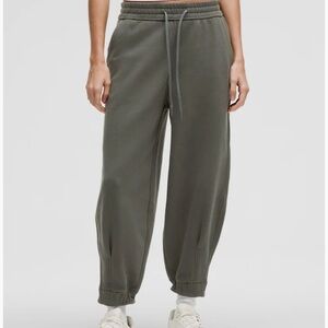 Lululemon Loungeful High-Rise Oversized
Cropped Jogger -Slate brown